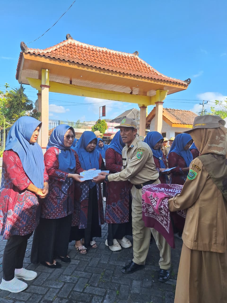 Sebagai Bentuk Apresiasi Kinerja, Pemerintah Kalurahan Bagikan Honor Kader Posyandu saat Apel Pagi